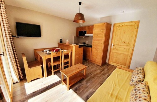 Les Claux Apartment | 200m from shops, 4th floor, swimming pool, balcony, parking, tv, ski locker, 32m², Vars