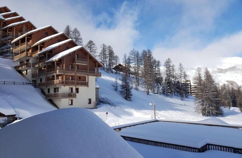 Les Claux Apartment | 200m from shops, 4th floor, swimming pool, balcony, parking, tv, ski locker, 32m², Vars