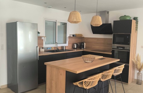 Raphele-les-Arles House | 3-bedroom villa with garage, covered terrace and air-conditioned pétanque court