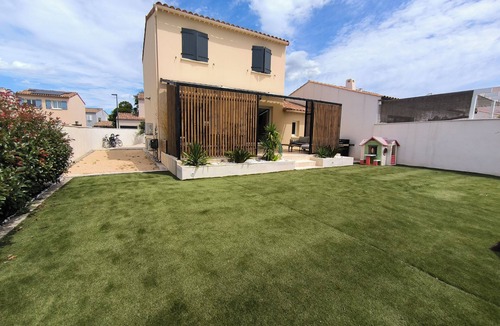 Raphele-les-Arles House | 3-bedroom villa with garage, covered terrace and air-conditioned pétanque court
