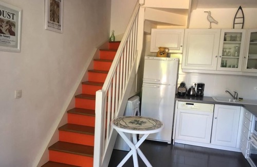 Sanary-sur-Mer Apartment | 3 mn walk from the beach, T2 Duplex with terrace, private residence, swimming pool