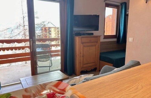 Risoul Apartment | 300m from resort center, 3rd floor, view ski slopes, swimming pool, sauna, balcony, tv, ski locker