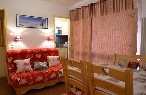 Les Menuires Apartment | 300m from shops, 1st floor, balcony, tv, ski locker, 31m², Les Menuires