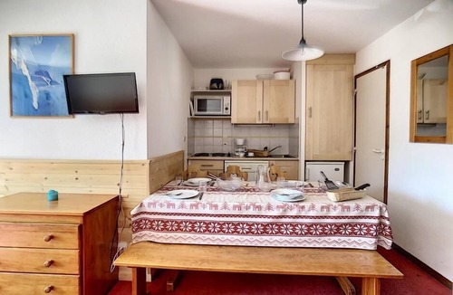 Les Menuires Apartment | 3rd floor, balcony, tv, ski locker, 30m², Les Menuires