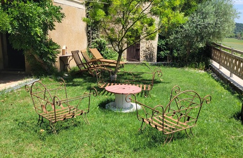 Forcalquier Apartment | 4-person gîte in 17th-century bastide, swimming pool, large garden, patio