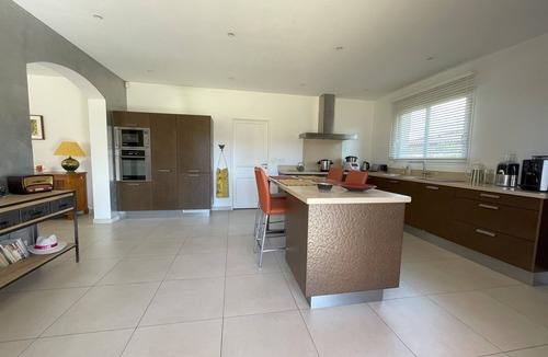 Aix-en-Provence Villa | 5 kms from Aix en Provence (Puyricard) 4-bedroom villa swimming pool garden 2000 m2