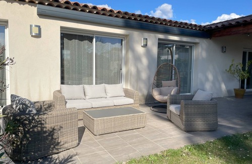 Aix-en-Provence Villa | 5 kms from Aix en Provence (Puyricard) 4-bedroom villa swimming pool garden 2000 m2