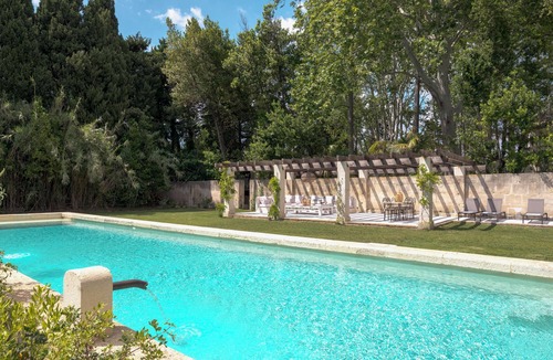Mouries House | 5 to 11BR/10BA House w Pool, AC, 30 acres, St Rémy area - fully serviced option