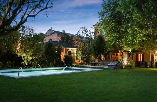 Graveson House | 5 to 7 Bedrooms/5 to 6 BA Village House St Remy Area Heated Pool AC Renov!