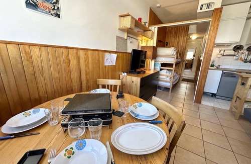 Les Claux Apartment | 50m from resort center, 3rd floor, tv, ski locker, 22m², Vars
