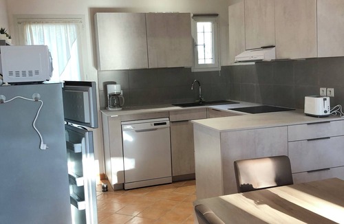 Pierrefeu-du-Var Apartment | 60 m2 gite in a gated property with parking