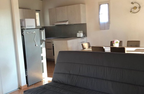 Pierrefeu-du-Var Apartment | 60 m2 gite in a gated property with parking
