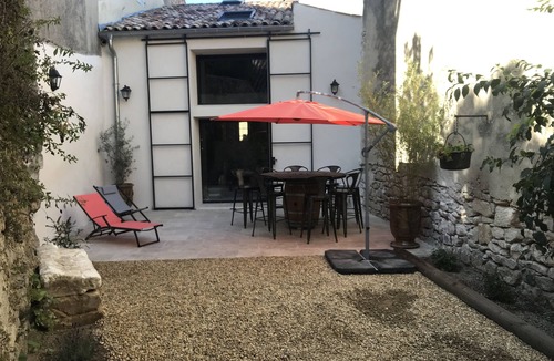 Cereste House | 7-person vacation home with reversible air conditioning and outdoor courtyard in the Luberon