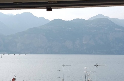 Cassone Apartment | A 20 M DALLA SPIAGGIA.COMPLETA VISTA LAGO.