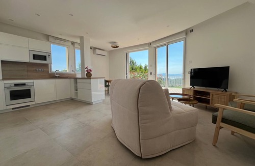 Ensues-la-Redonne Apartment | A balcony overlooking the sea