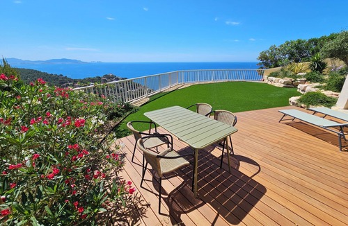 Ensues-la-Redonne Apartment | A balcony overlooking the sea