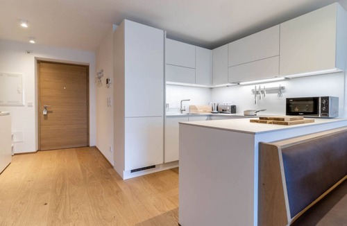 Perca Apartment | A bright little nest on the third floor of a brand-new building, where every window frames the majestic silhouette of Plan de Corones. Proventus SUN welcomes you with its warm, modern atmosphere – ideal for those seeking simplicity and relaxation witho
