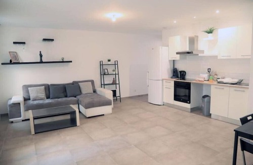 Le Camas Apartment | A Cozy Getaway in the Heart of Marseille's 5th