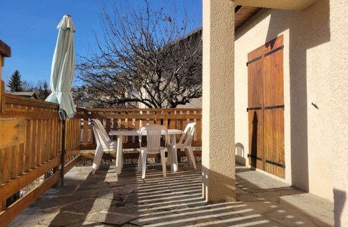 Seyne House | A family home and a place to stay with friends. Relaxation guaranteed in the heart of nature.