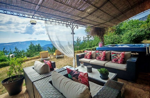 Toudon House | A getaway in the heart of nature—private pool and hot tub, breathtaking views, a haven of peace!