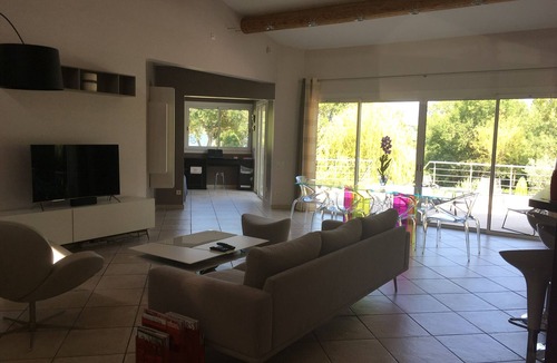 Istres Villa | A HAVEN OF PEACE, FEET IN THE WATER