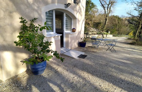 Collorgues House | A haven of peace in the shade of oak trees. 3 bedrooms, air conditioning, swimming pool, 2 terraces