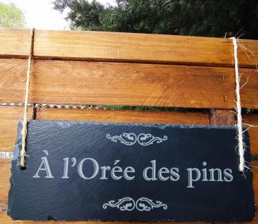 Cuges-les-Pins Bed & Breakfast | A l'Orée des pins - Gite et spa de 30 m2- Options Home Cinéma, Romantique