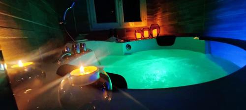 Cuges-les-Pins Bed & Breakfast | A l'Orée des pins - Gite et spa de 30 m2- Options Home Cinéma, Romantique
