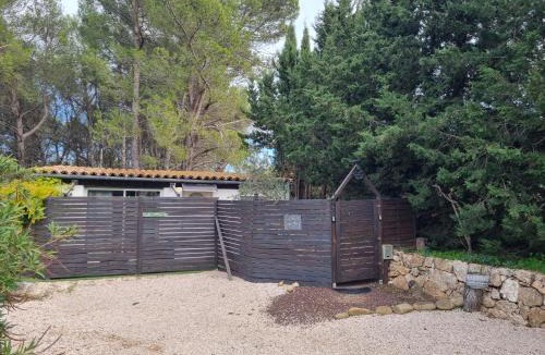 Cuges-les-Pins Bed & Breakfast | A l'Orée des pins - Gite et spa de 30 m2- Options Home Cinéma, Romantique