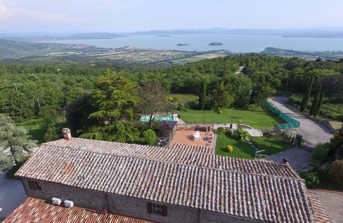 Tuoro sul Trasimeno House | A large farmhouse with views over Umbria/Tuscany with Aircon & streaming WiFi