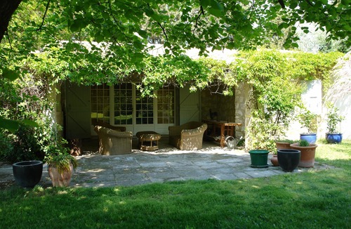 Eygalieres House | A lush garden near one of Provence's most beautiful villages