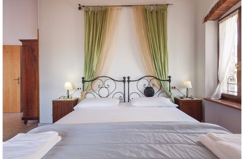 Caprino Veronese Hotel | A old inn that is an italian landmark . about 200 years old "SUITE 3"