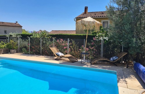 Aix-en-Provence Villa | A pleasant, air-conditioned villa with a pool near downtown Aix-en-Provence