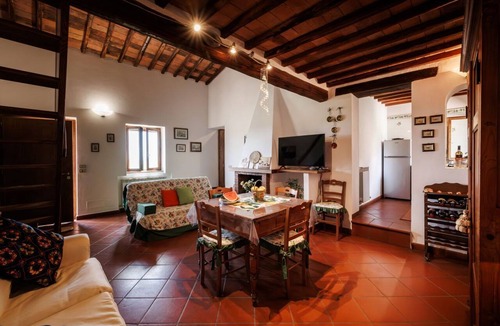 Castelnuovo Berardenga Apartment | A spacious 120 sqm apartment, ideal for six guests, situated within a charming estate in the Chianti hills in a peaceful setting along a traffic-free road. Guests have access to a private garden with a furnished patio - perfect for enjoying the outdoors