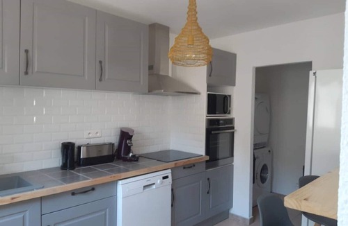 Aigues-Mortes House | Aigues-Mortes house sleeps 8 6min walk from the ramparts and 6km from the beach