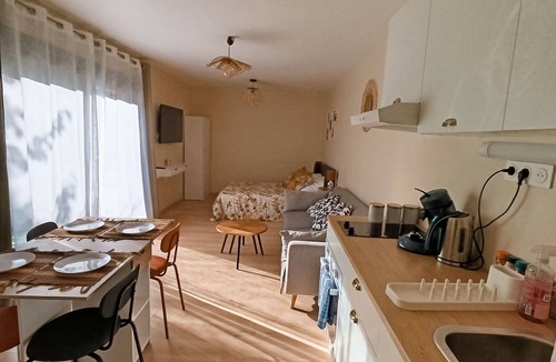 Carnoux-en-Provence Apartment | 🌿 Air-conditioned studio with a terrace – Between Cassis, Marseille, and the Calanques