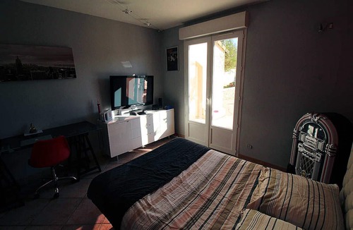 Salon-de-Provence Villa | Air-conditioned villa in Salon-de-Provence, heated pool, pet allowed