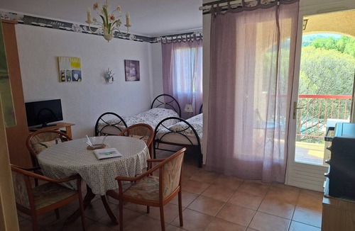 Vance-Luberon-Verdon Agglomeration Apartment | Air-conditioned, bright, and quiet studio apartment in Gréoux-les-Bains