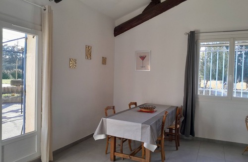 Eyragues House | Air-conditioned, fenced-in, comfortable Provence gite close to shops.