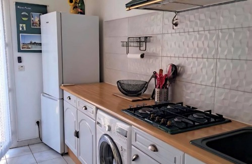 Saint-Laurent-d'Aigouze Condo | Air-conditioned Provencal farmhouse with terrace and parking lot