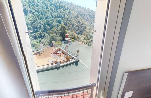 Menton Apartment | Air-conditioned room with mountain view