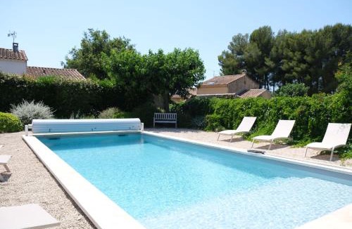 Mouries House | Air-conditioned villa with pool Mouries Alpilles sleeps 8