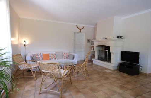 Mouries House | Air-conditioned villa with pool Mouries Alpilles sleeps 8
