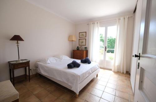 Mouries House | Air-conditioned villa with pool Mouries Alpilles sleeps 8