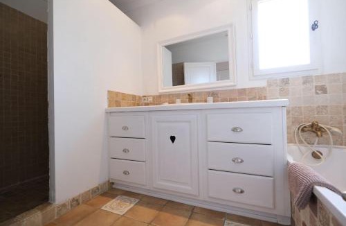Mouries House | Air-conditioned villa with pool Mouries Alpilles sleeps 8