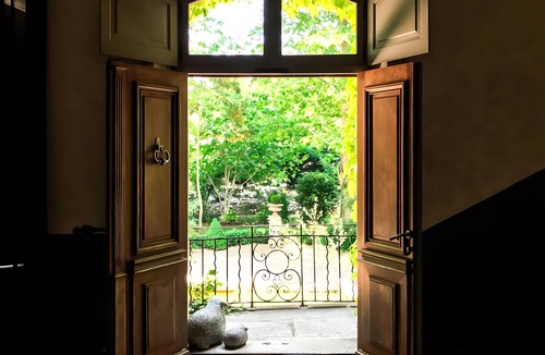 Gemenos Apartment | “Albertine” Room with Mountain View, Wi-Fi and Air Conditioning