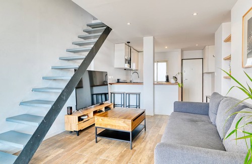 Saint-Barnabe Apartment | An elegant apartment with a breathtaking view of the surrounding area
