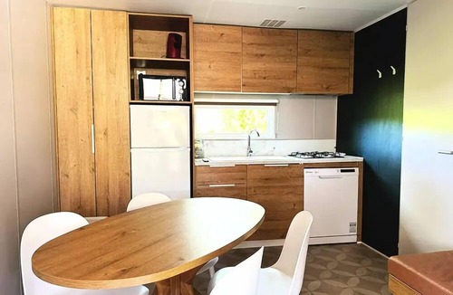 Cabrieres-dʼAigues House | Ansouis Cottage with Jacuzzi, 33 m² - 2 bedrooms - 2 bathrooms + Jacuzzi, sleeps 4