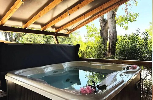 Cabrieres-dʼAigues House | Ansouis Cottage with Jacuzzi, 33 m² - 2 bedrooms - 2 bathrooms + Jacuzzi, sleeps 4