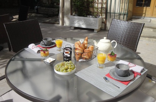 Montaren-et-Saint-Mediers Apartment | Apart. in 18th century farmhouse with heated pool, near Pont du Gard